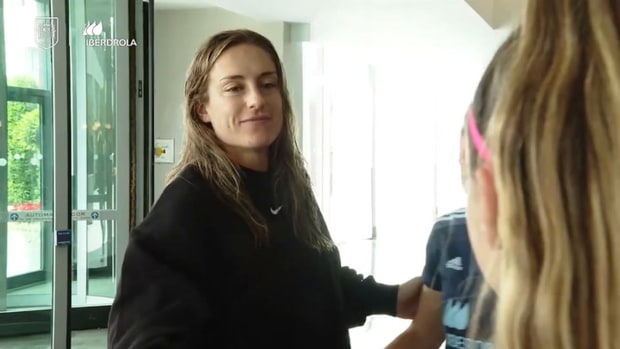 Alexia Putellas says goodbye to his teammates